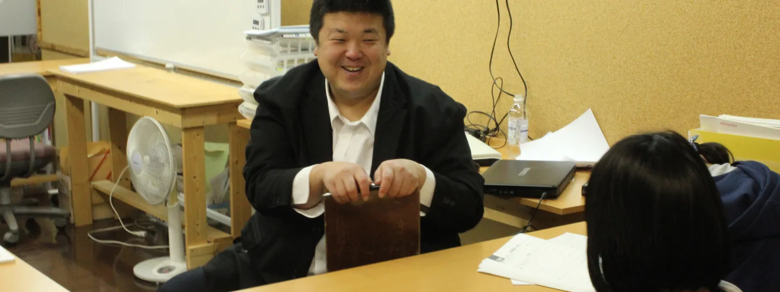 幸田健太が事務所で話をしている様子