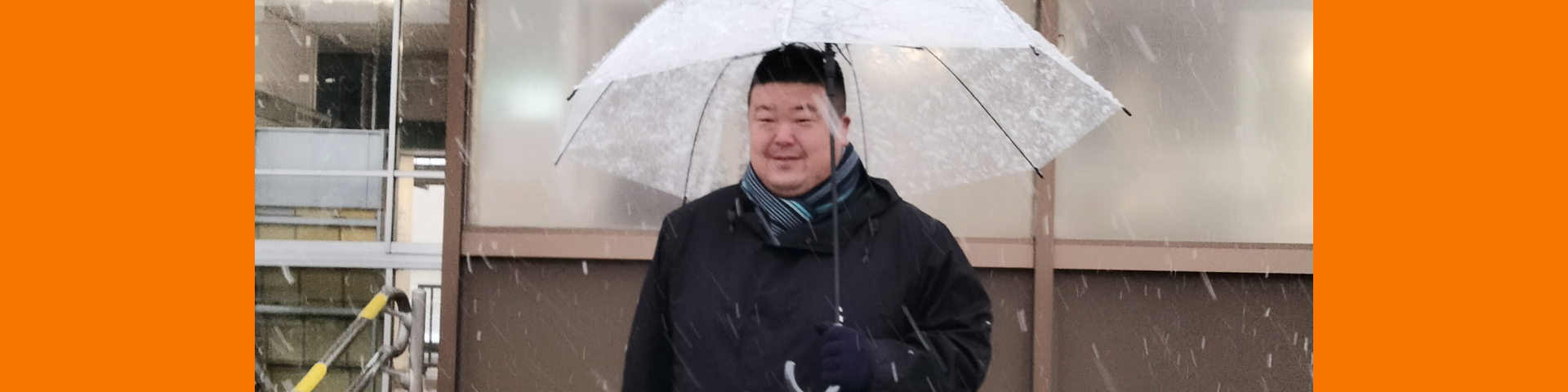 幸田健太が麦わら帽子を被ってプールサイドに立っている様子